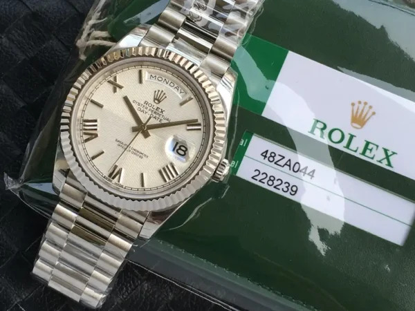 Photo 2 - Day-Date Rolex Day-Date Ref. m228238 Quadrant Texture White Dial