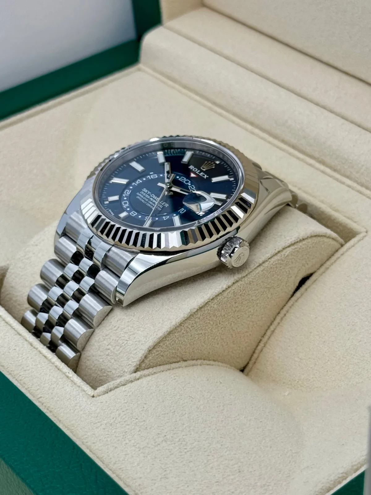 Replica Rolex Sky-Dweller 42 mm Bright blue Dial 336934 Jubilee - Best shop to buy a Fake Rolex